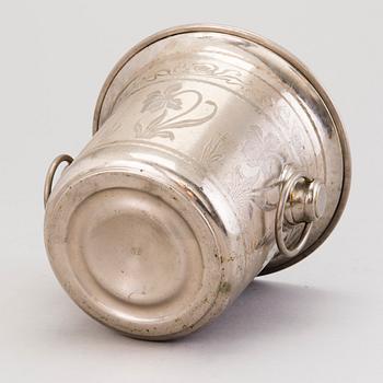 An early 20th Century Champagne bucket.