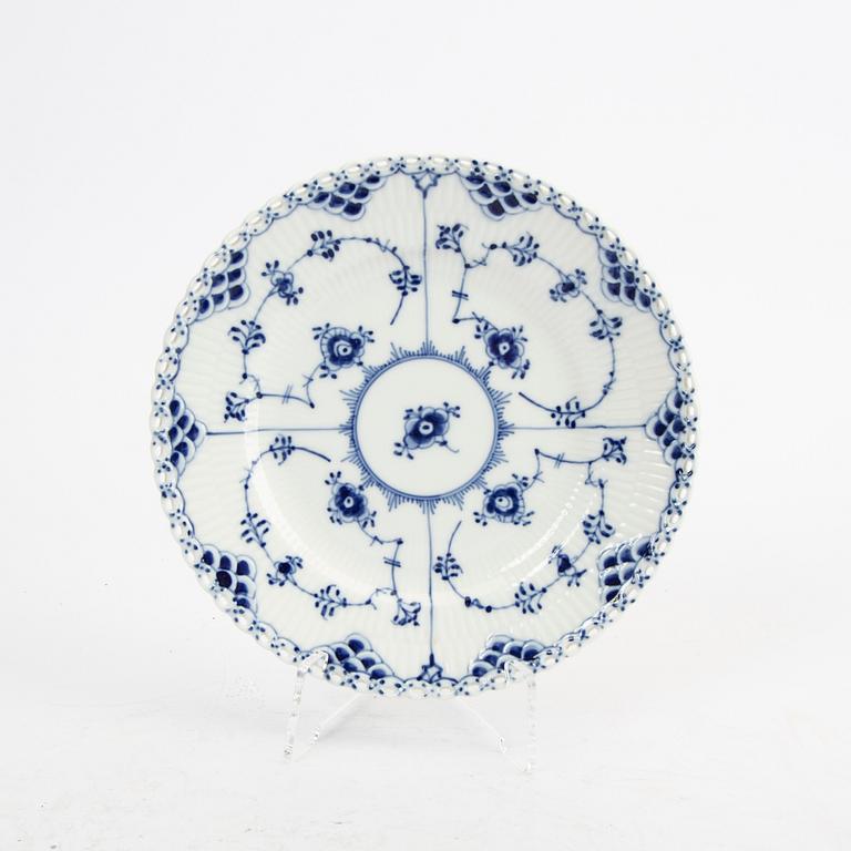 Service 45 dlr "Musselmalet" hel and halv blonde Royal Copenhagen Denmark porcelain.