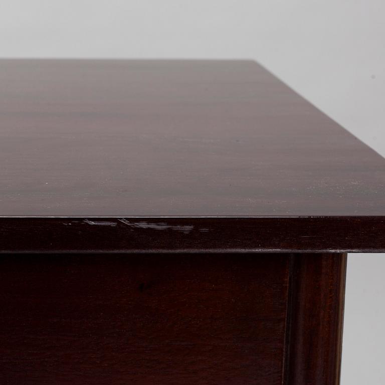 Bernhard Häkli, A Finnish Jugend table and six chairs, Vihdin Puuseppäin Huonekaluliike 1911.