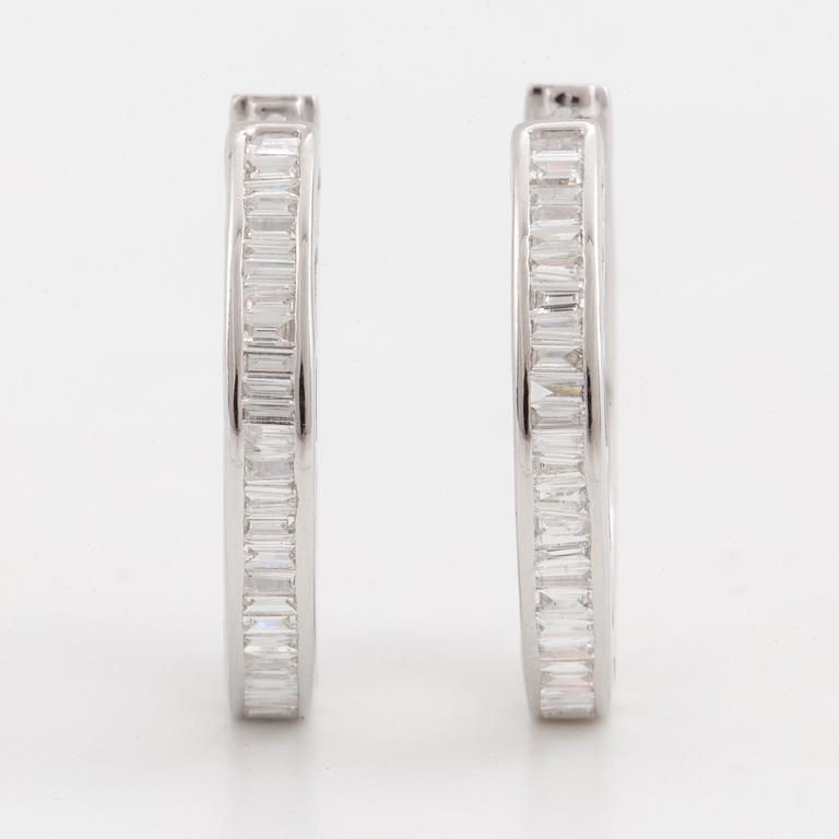 18K white gold and baguette-cut diamond hoop earrings.