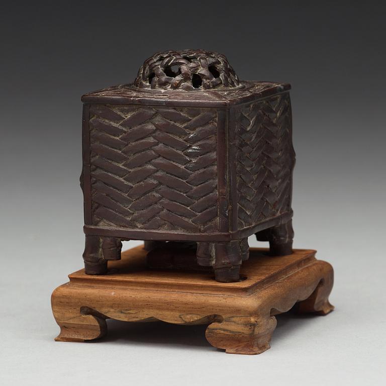 A Japanese bronze censer with cover, Meiji period (1868-1912).