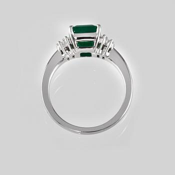 RING, 18k vitguld med smaragdslipad smaragd 2.03 ct samt 4 baguetteslipade diamanter 0.21 ct. Vikt 5,51 g.