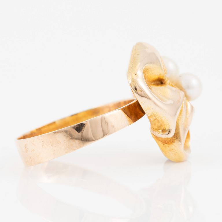 Ring in 14K gold with cultured pearls, by Lapponia.