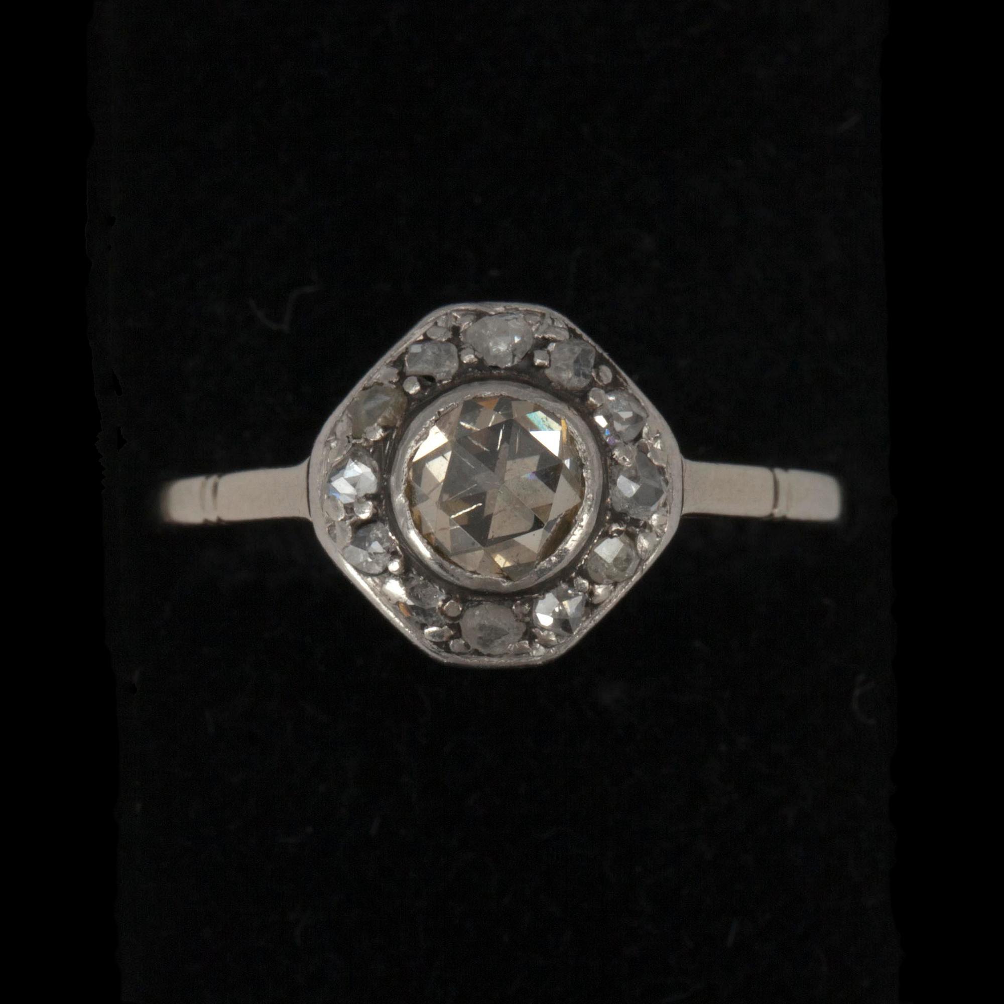 RING, 14K vitguld, 13 st rosenslipade diamanter av vilka mittstenens diam. 5 mm. Vikt 2,3 g.
