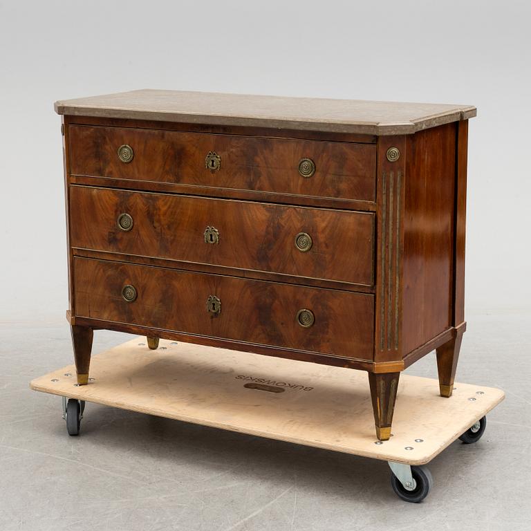 An early 20th century chest of drawers.