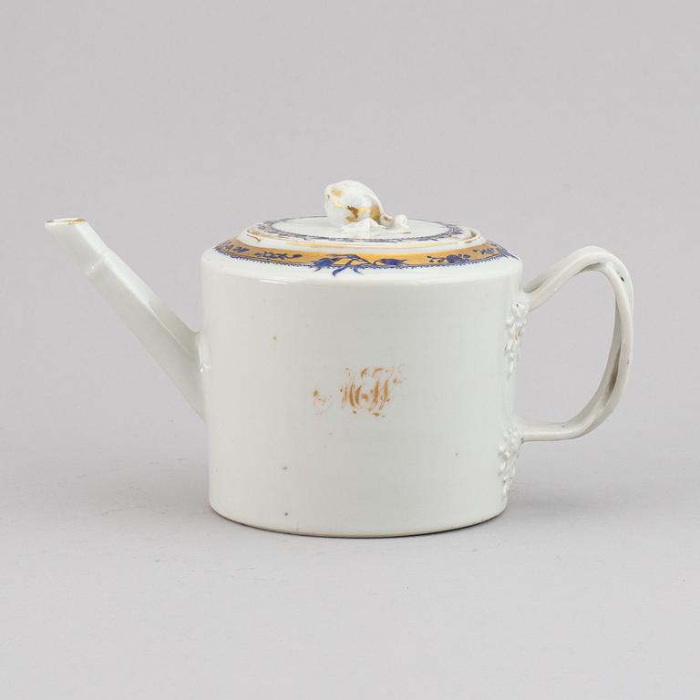 A blue and white teapot with cover, Qing dynasty, Jiaqing (1796-1822).