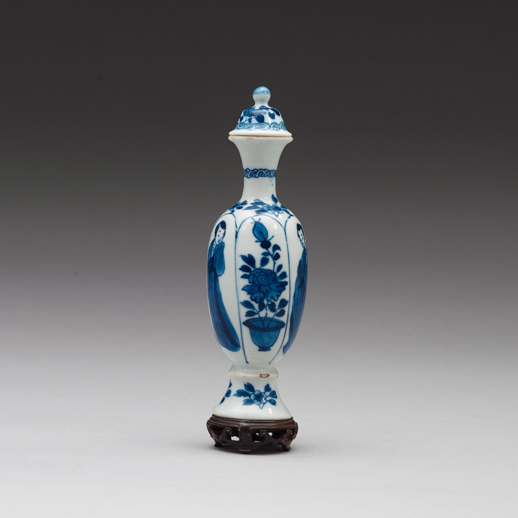 A blue and white bottle with cover, Qing dynasty, Kangxi (1662-1722).