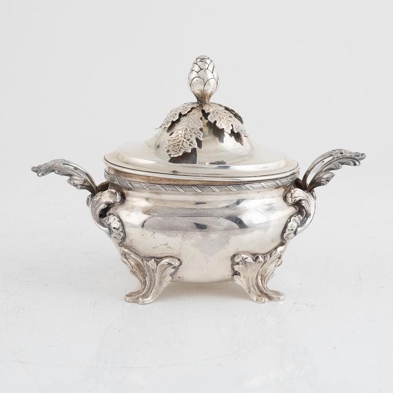 A pair of Swedish Rococo style sterling silver sauce tureens with lid and spoons, mark of Wiwen Nilsson, Lund 1947-1948.