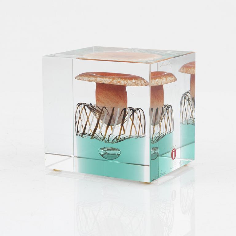 Oiva Toikka, a glass cube, Nuutajärvi, Ittala, Finland, 1999, 256/2000.