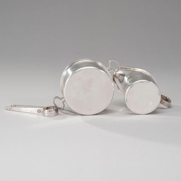 GRÄDDSNÄCKA och SOCKERSKÅL samt SOCKERTÅNG, silver, Bertel Gardberg, signerade. Totalvikt 242 g.