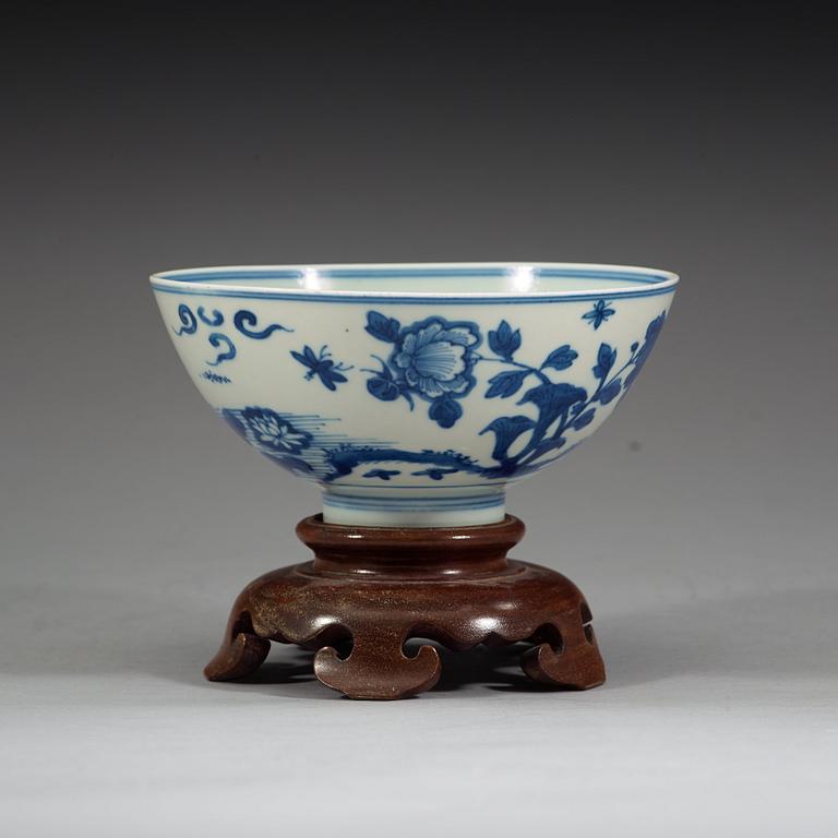 A blue and white bowl, late Qing dynasty with Jiajings six character mark.