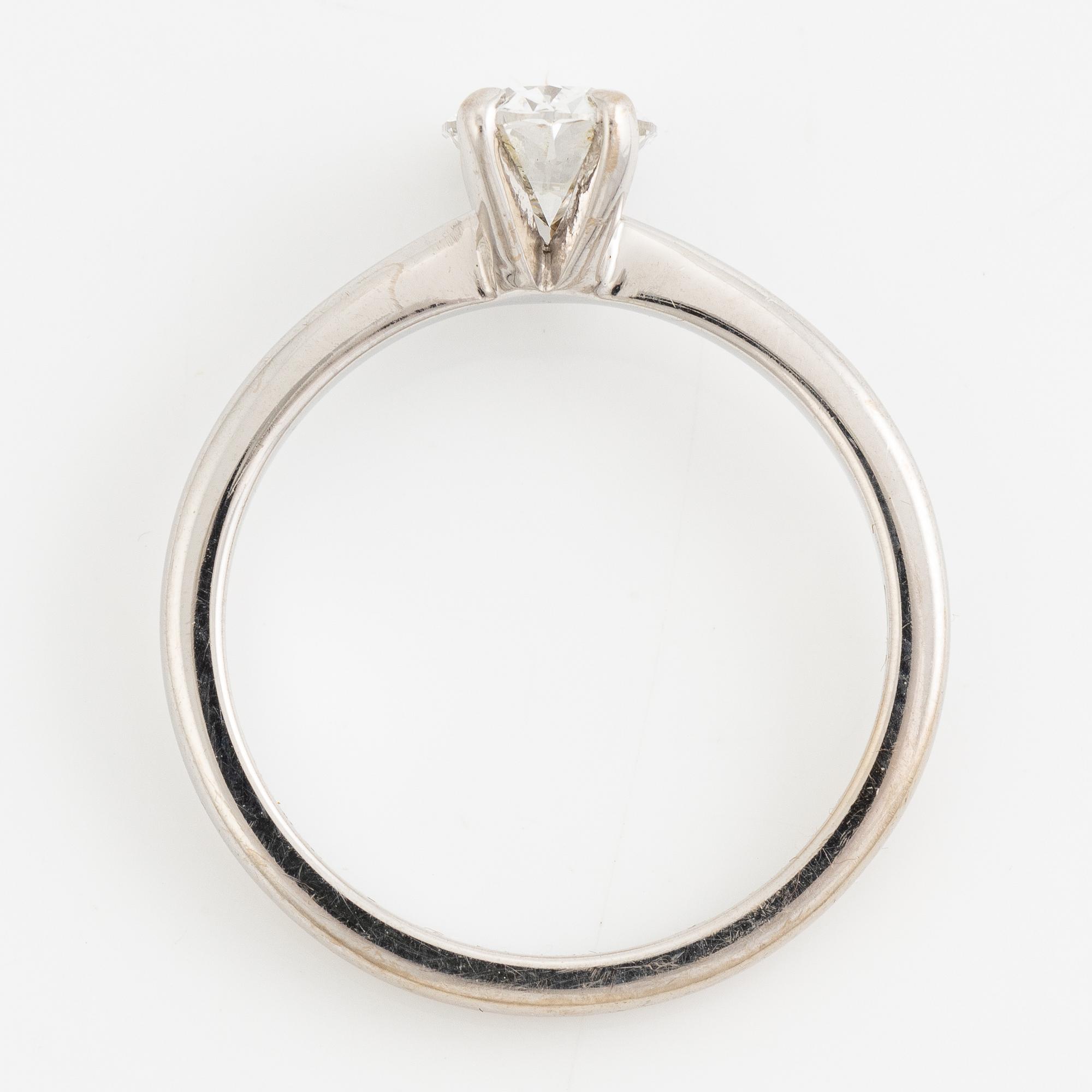 Ring 18K white gold set with an oval brilliant-cut diamond, VANBRUUN.