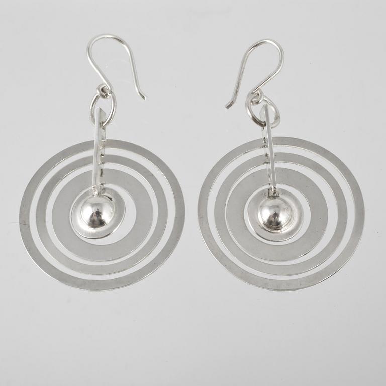 ÖRHÄNGEN, sterling silver, "Silvermåne", Nils Westerback för Tapio Wirkkala, 1972. Vikt 6,5 g.