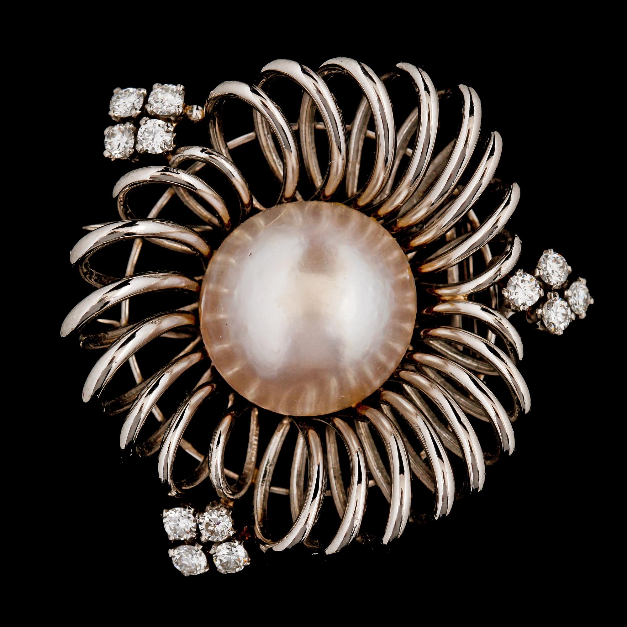 BROSCH, platina med boutonpärla samt 12 briljantslipade diamanter, Carlman silversmide, Stockholm, 1948. Vikt 21 g.