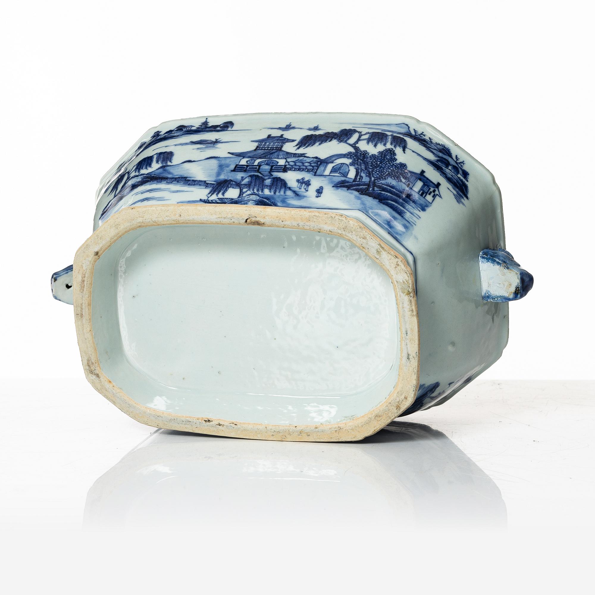 A Chinese export porcelain tureen, Qing dynasty, Qianlong (1736-95).