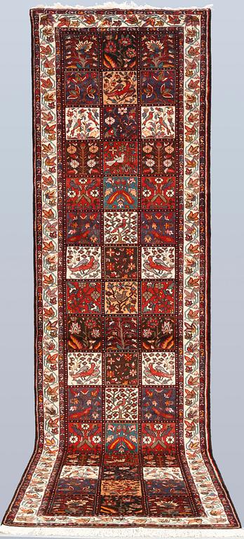 A Bakhtiari runner, approx. 400 x 115 cm.