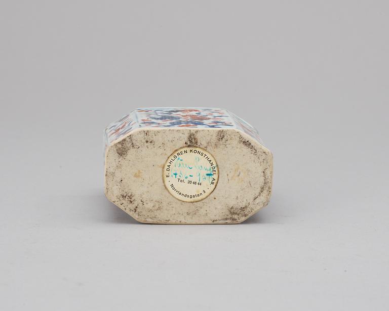 A polychrome tea caddy, Kangxi (1662-1722) .