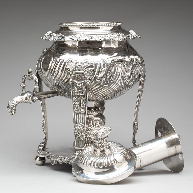 TEKÖK PÅ RECHAUD, silver. John Watson. Sheffield, England 1815. Vikt ca 4762g.