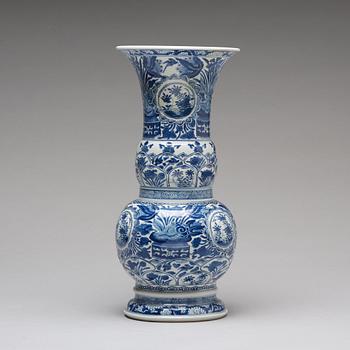 A blue and white baluster shaped vase, Qing dynasty, Kangxi (1662-1722).