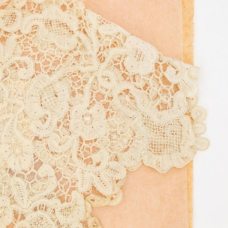 A group of fine lace textiles, 19th century and around 1900.