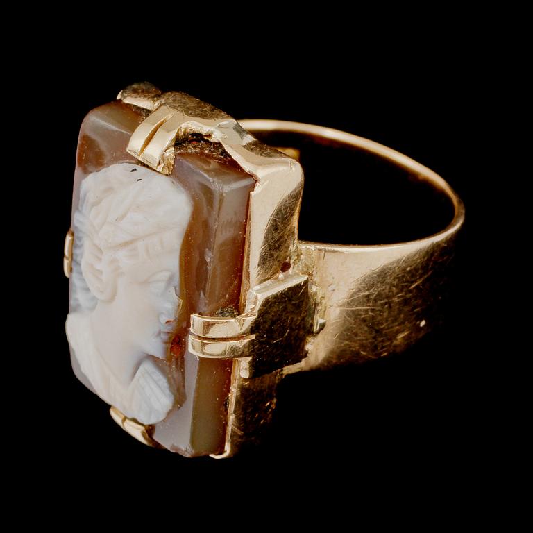 RING, 18k guld med skuren snäckskalskamé, Petterssons Juvelerare, Göteborg, 1962. Vikt 9 g.