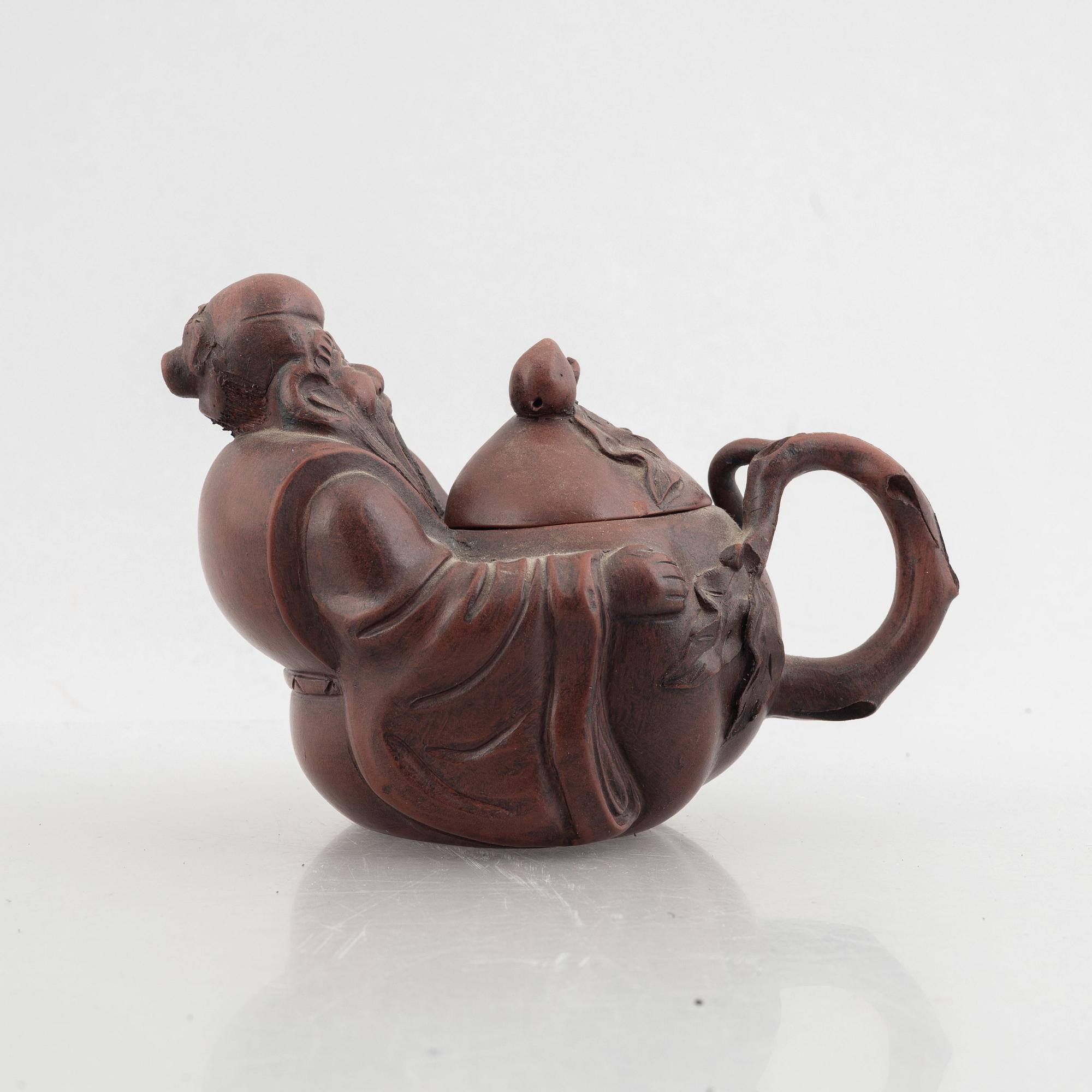 A Chinese yixing teapot, 20th century.
