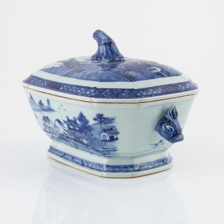 A blue and white terrine with cover and stand, Qianlong (1736-95) and two blue and white custard cups, 19th century.