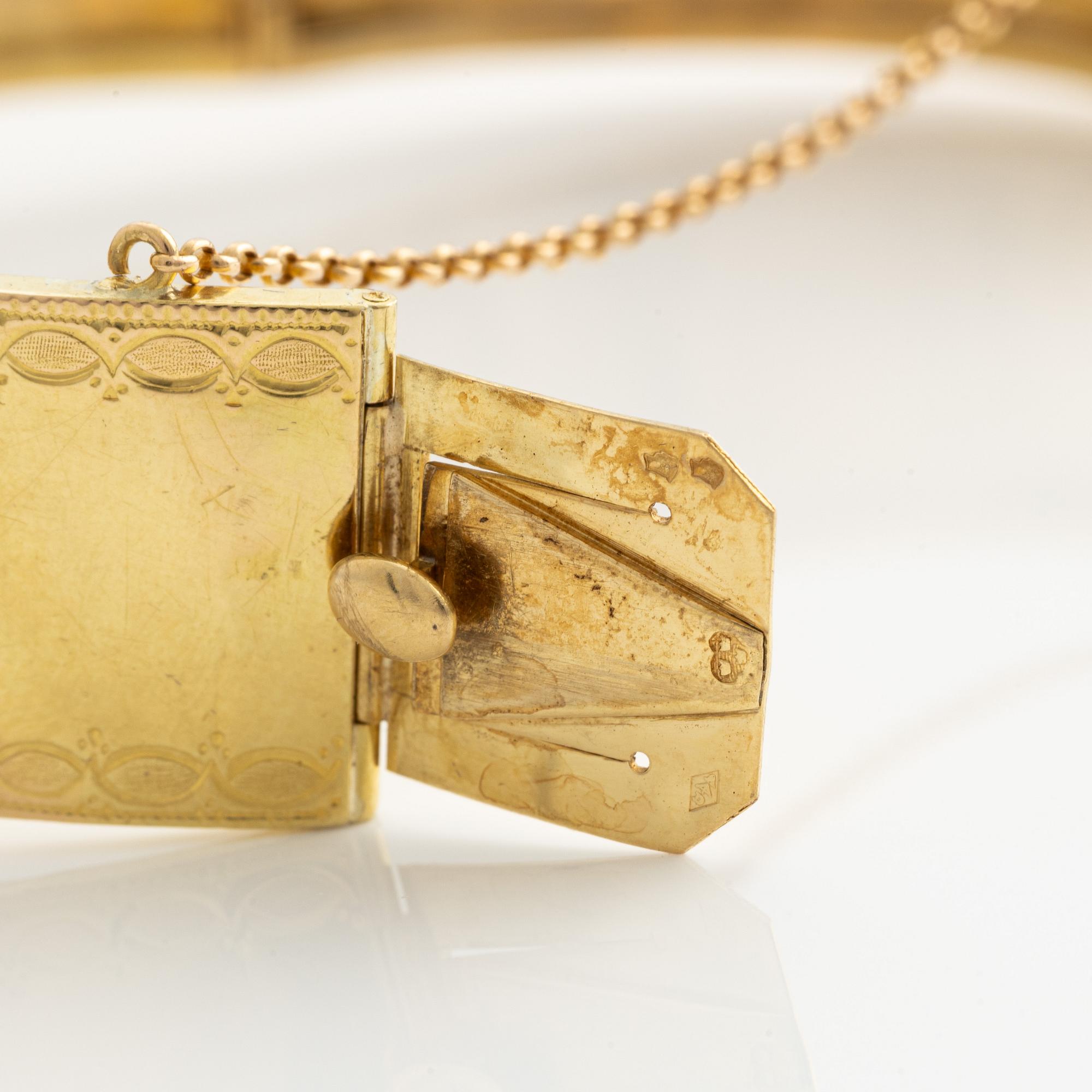 Armring, sent 1800-tal. Nygotik, med svart emalj, små rubiner och seedpärlor.