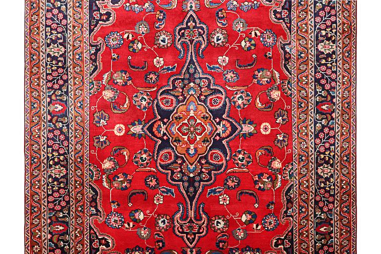 A carpet, Tabriz, c. 300 x 203 cm.