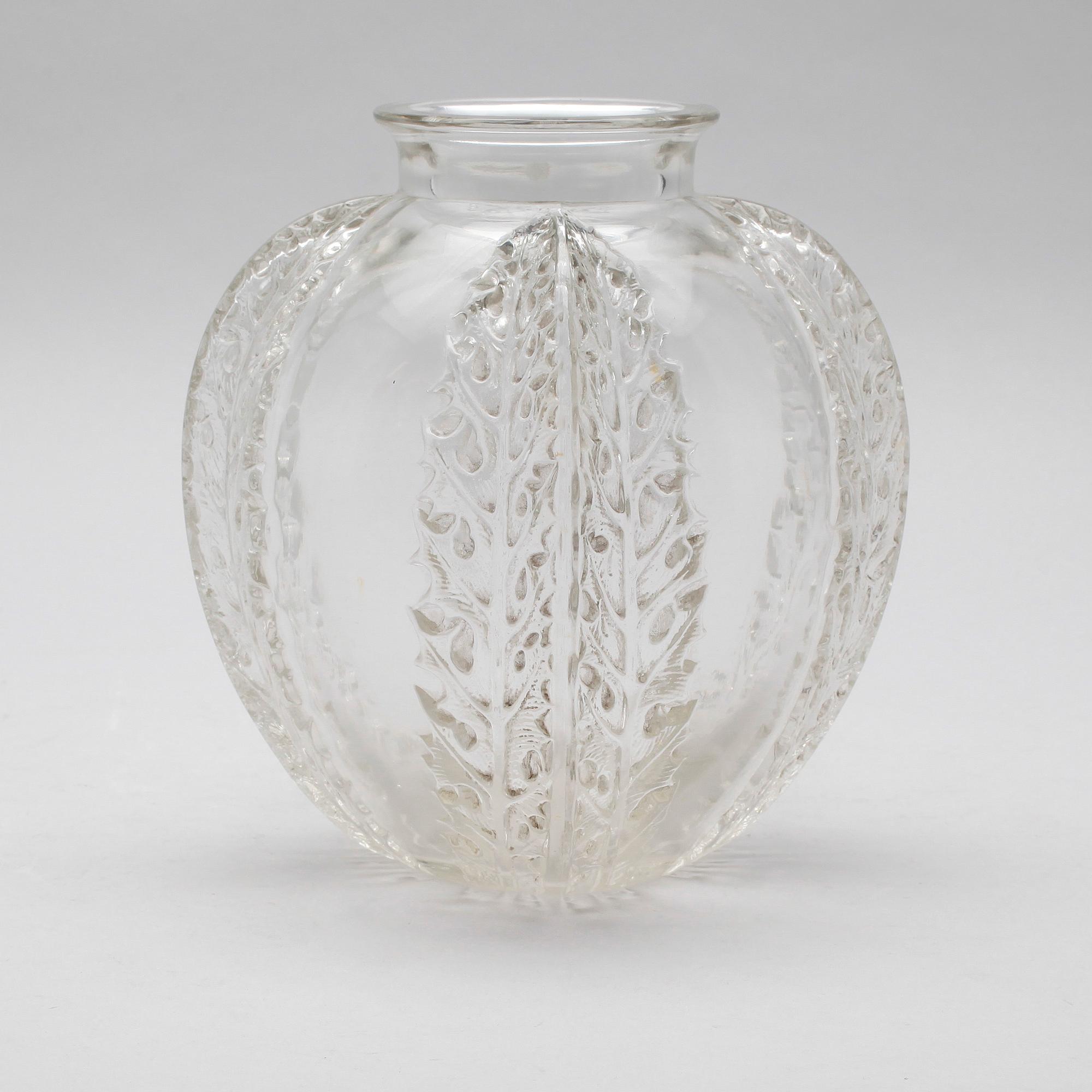 VAS, glas, "Chardon", signerad R Lalique, 1900-talets första hälft.