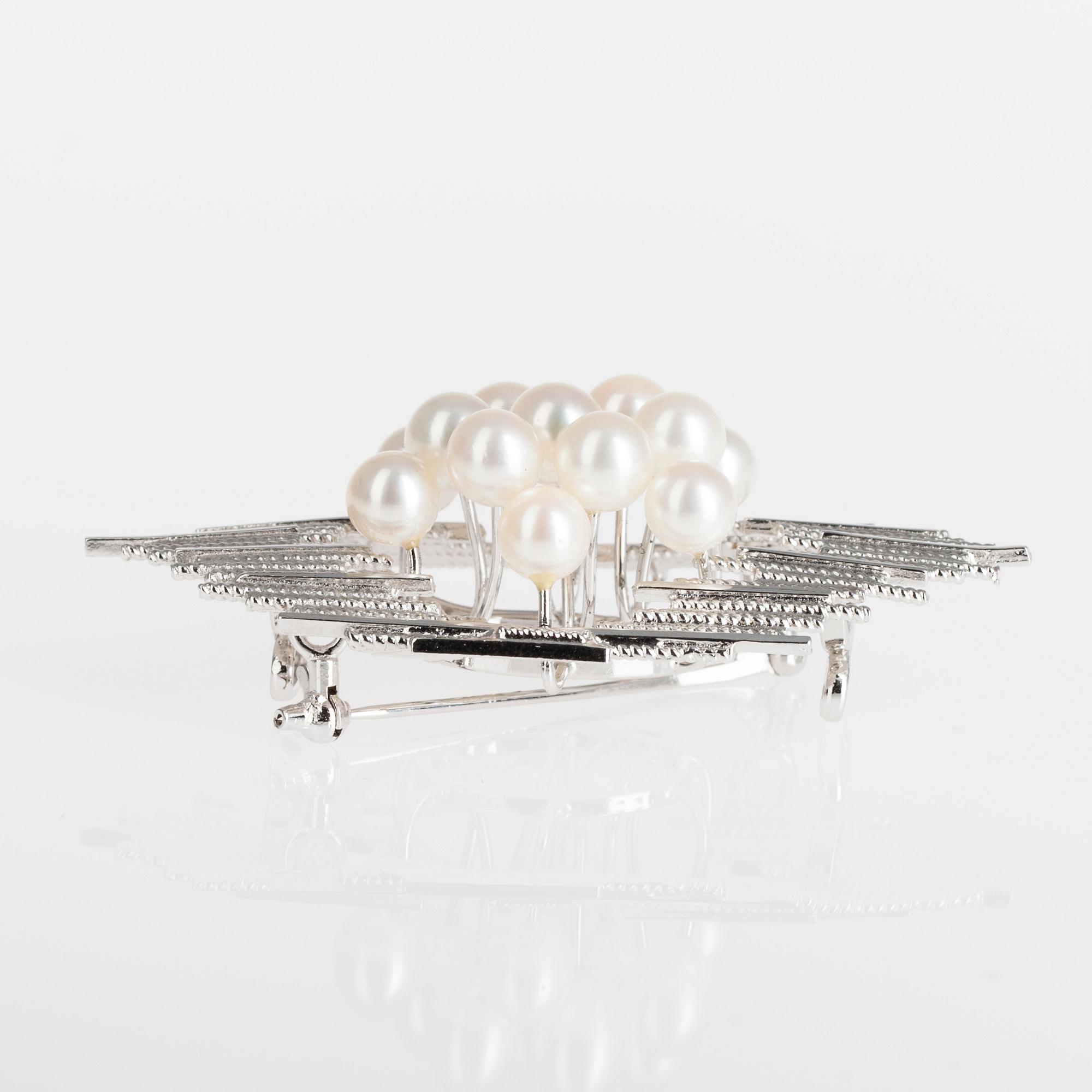 BROSCH, silver och pärlor, Chappell Jeweller. Vikt 17,4 g.