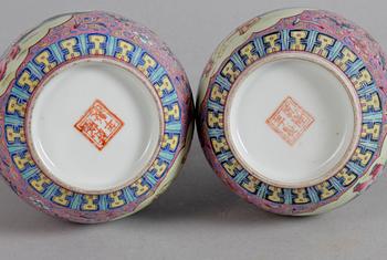 VASER, ett par, porslin, Kina, 1900-tal.