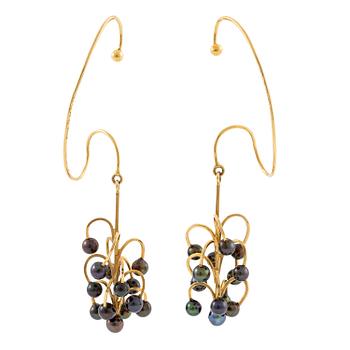 378. Sigurd Persson, a pair of earrings, 18K gold with cultured pearls, Stockholm 1965.