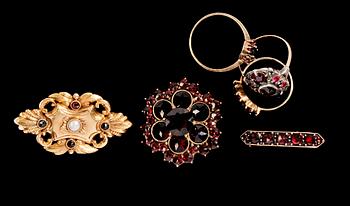 BROSCHER, 3 st samt RINGAR, 3 st, granater, 1800-1900-tal.