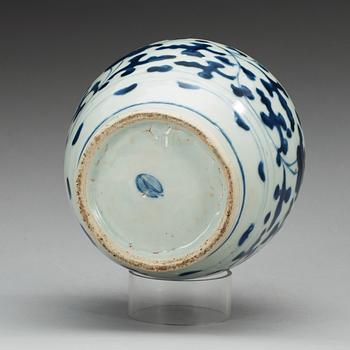 A blue and white Transitional jar, 17th Century.