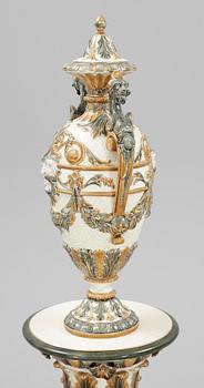 PIEDESTAL SAMT URNA MED LOCK, majolika, Rörstrand sekelskiftet 1900.
