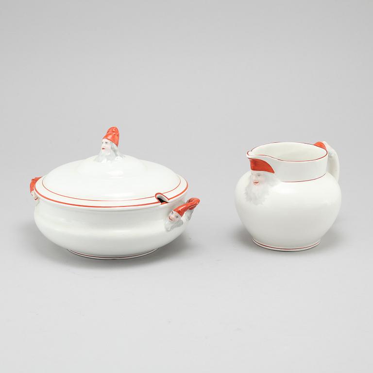 An earthenware porrige bowl and a jug from Rörstrand, early 20th century.