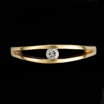 RING, 18k guld med briljantslipad diamant ct 0,1 ct. Vikt ca 3,2 gram.
