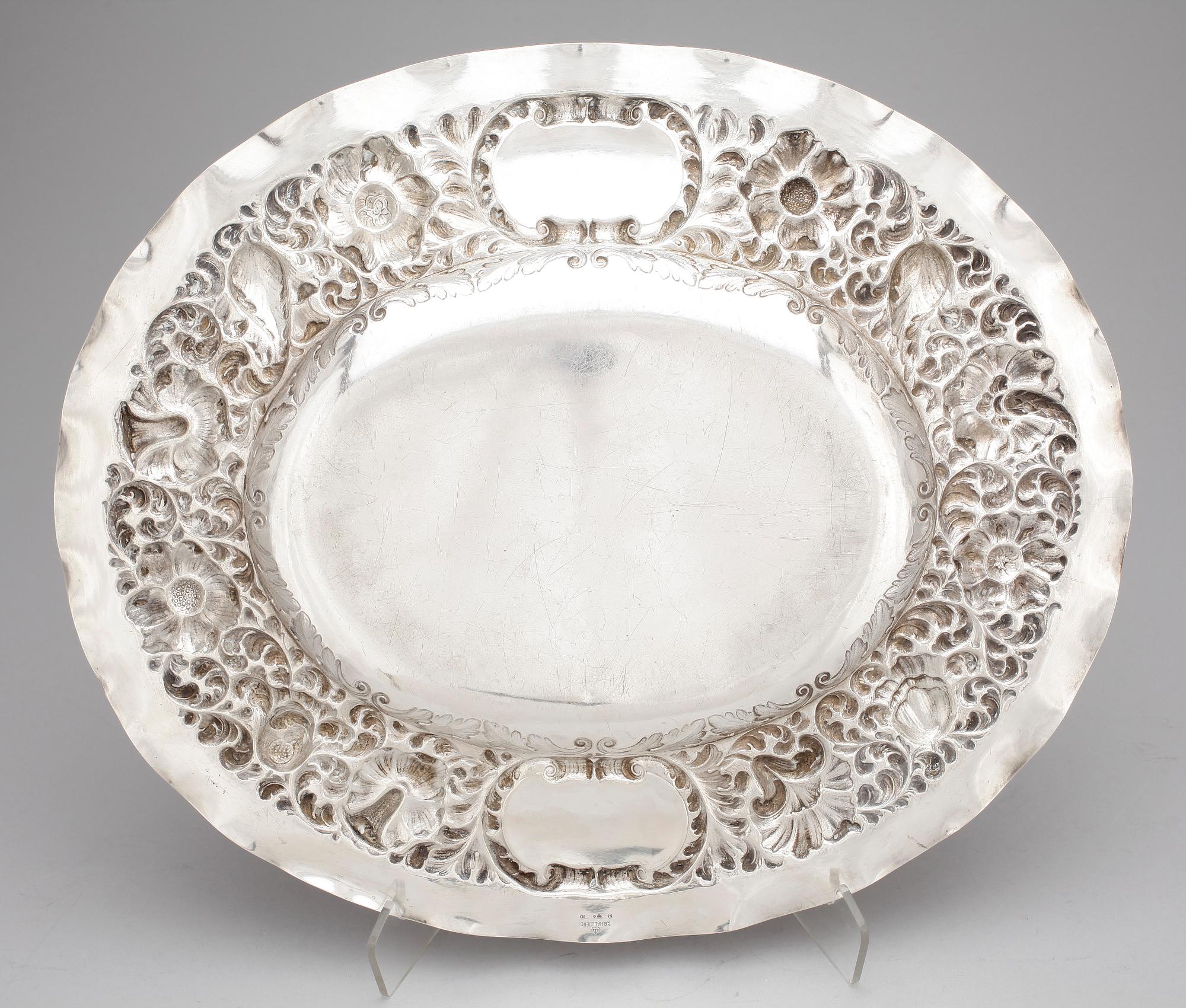 PRESENTERFAT, silver, barockstil, CG Hallberg, 1916. Vikt ca 780 g.