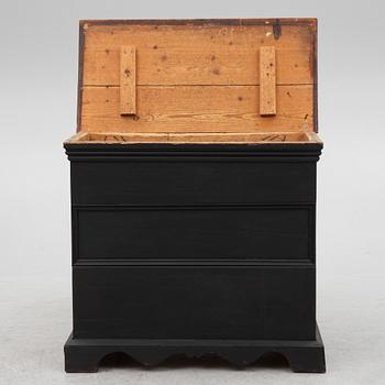 Fire wood box, 19th century.