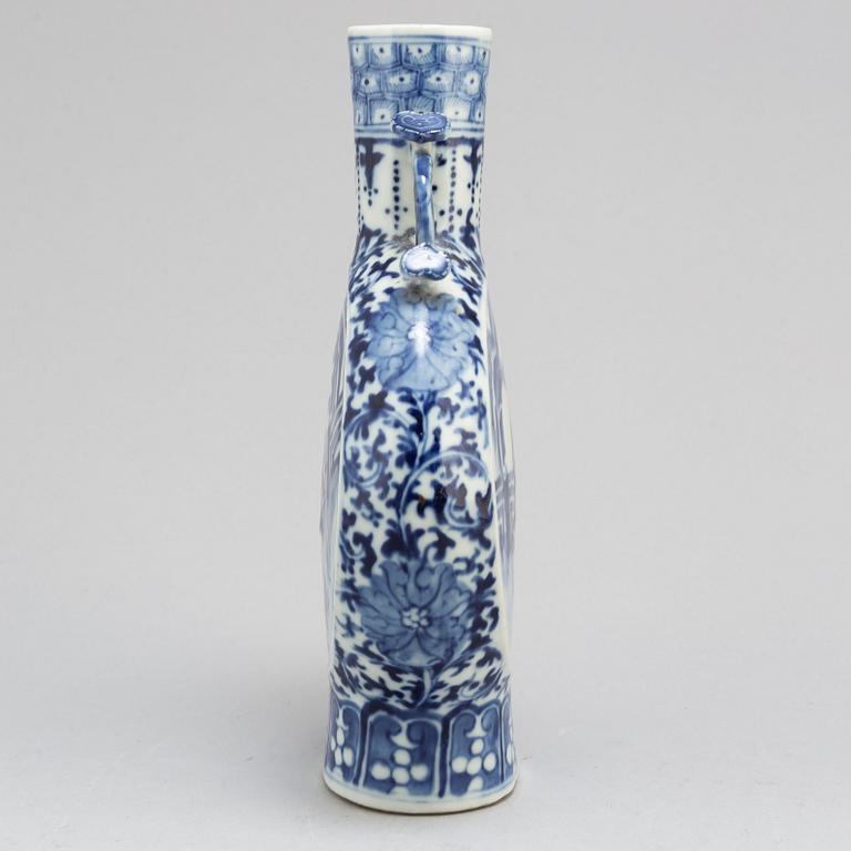 A blue and white vase, late Qing dynasty, 19th Century.