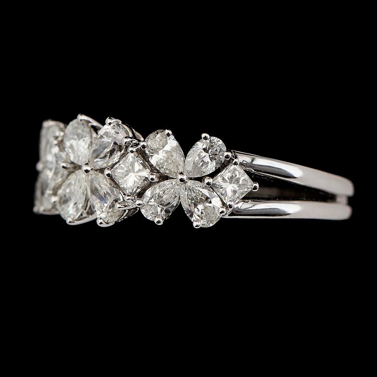 RING, 18K vitguld, diamanter tot ca 1.20 ct.