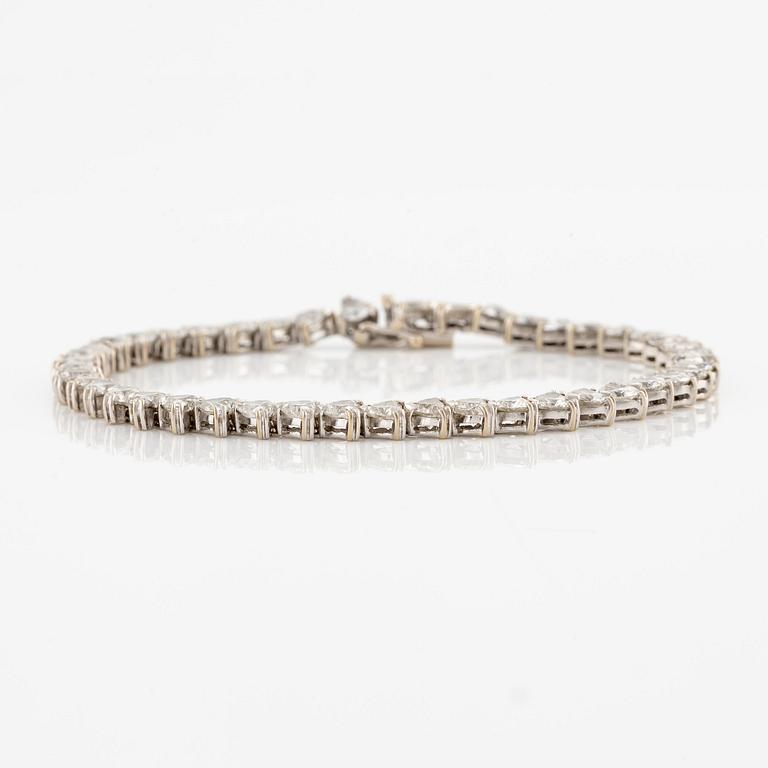 Armband 18K vitguld med hjärtformade briljantslipade diamanter.