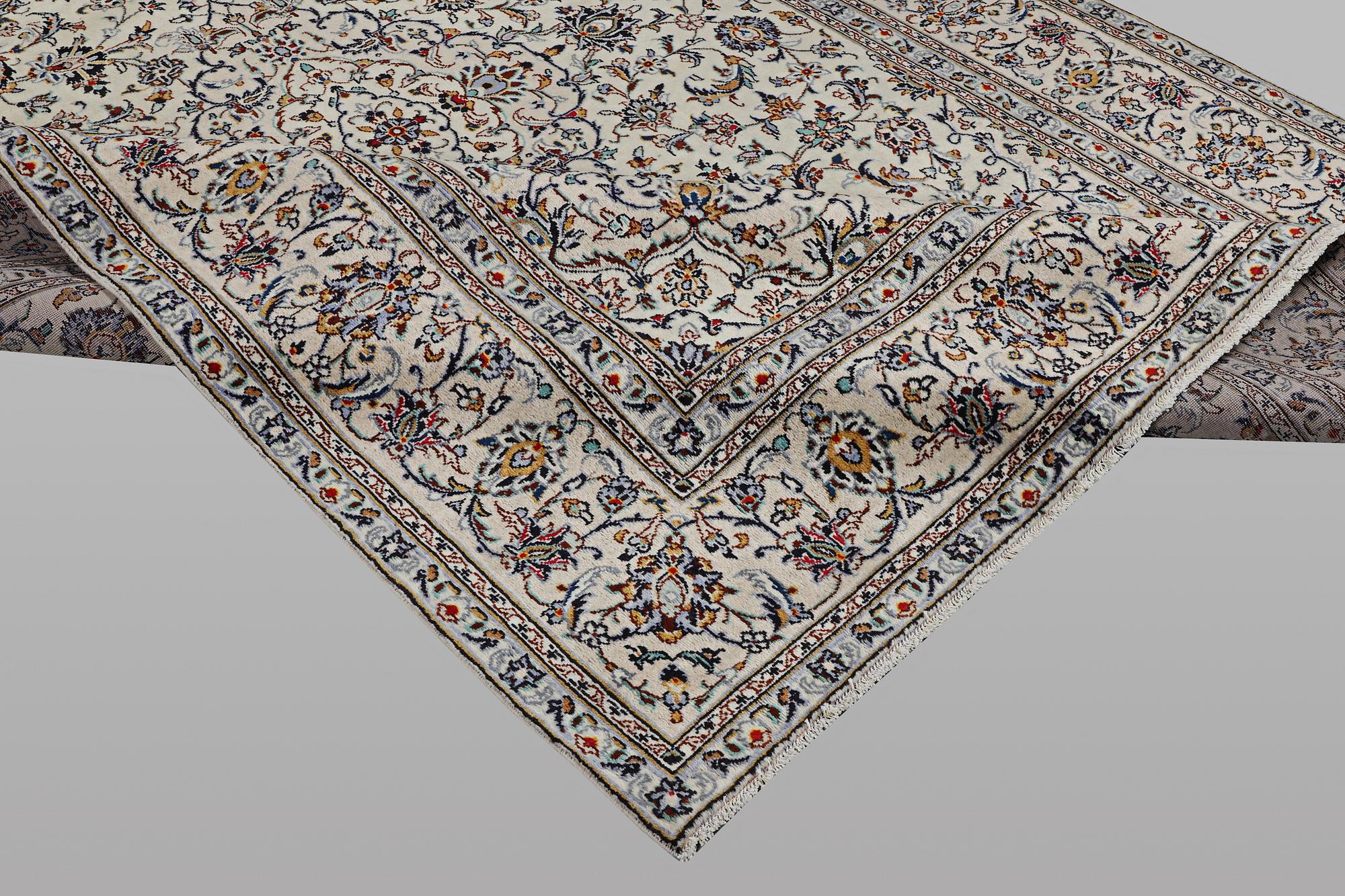 A carpet, Kashan, ca 345 x 238 cm.