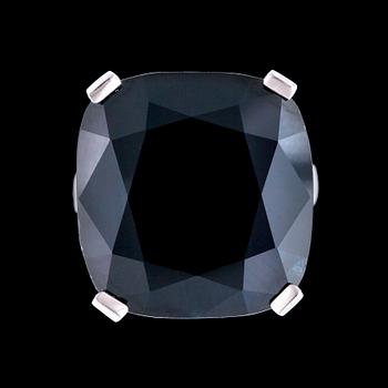 1136. A large dark blue sapphire ring, 37.35 cts.