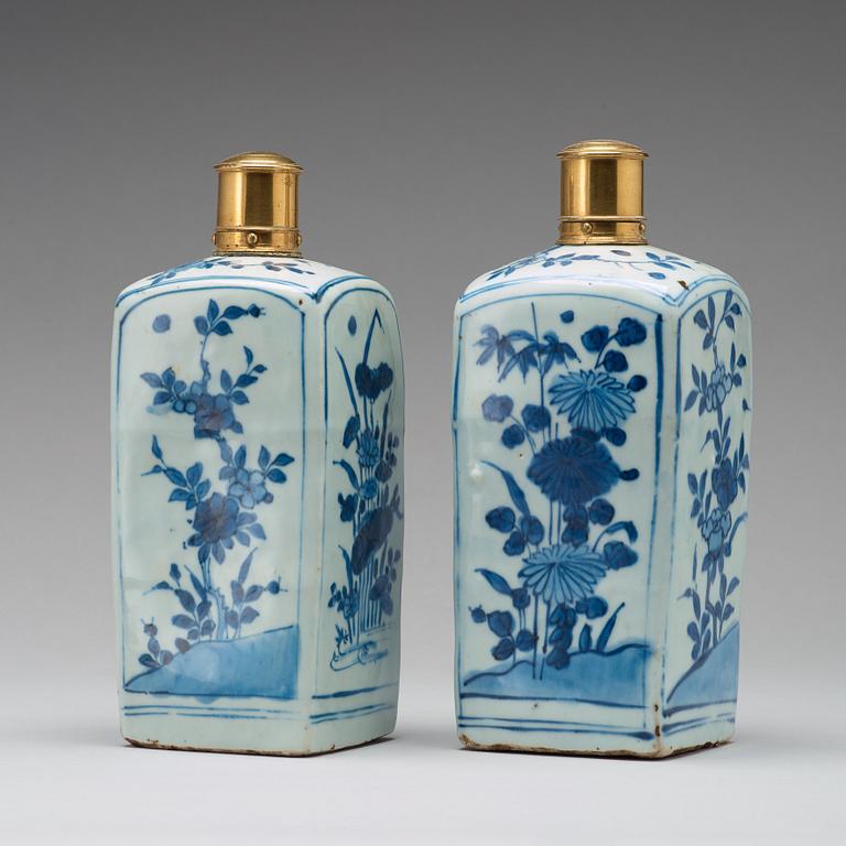 A pair of blue and white bottle flasks, Ming dynasty, Wanli (1572-1620).