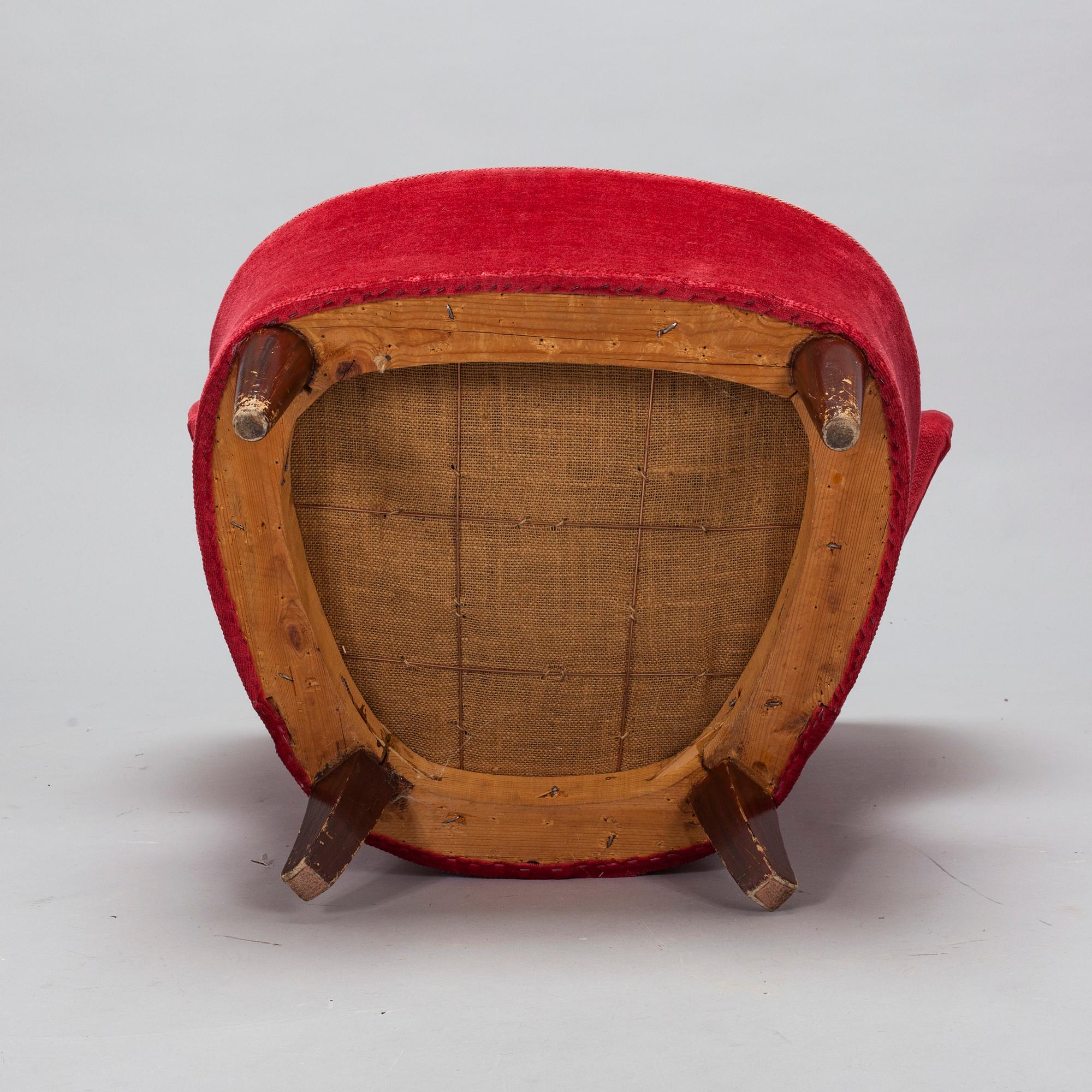 A mid- 20th-century armchair.