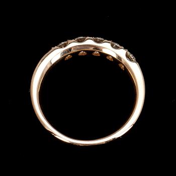 ALLIANSRING, guld 14K, 5 briljantslipade diamanter tot. 0,64 ct. Vikt 6,0 g. Intyg 207.