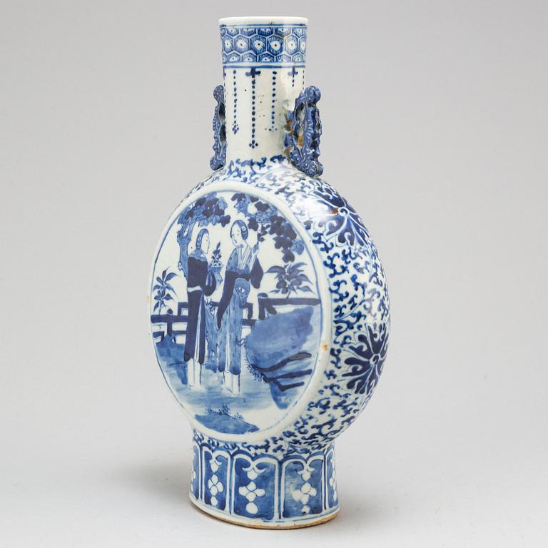 A blue and white moon flask, Qing dynasty, circa 1900.