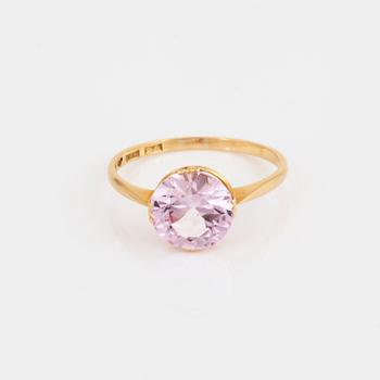 RING, med syntetisk rosa safir.